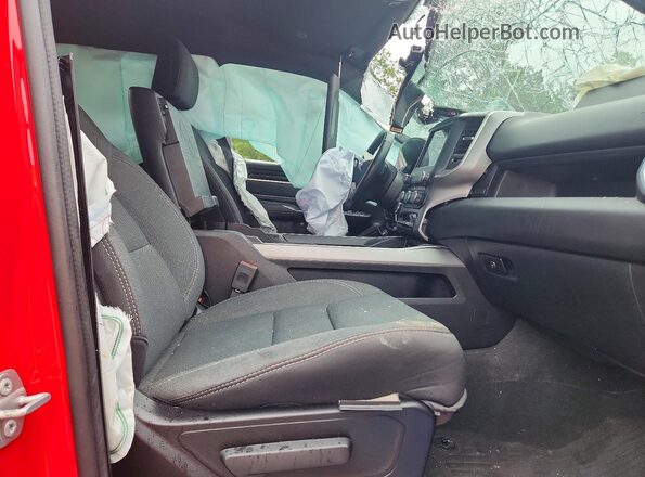 1C6RRFFG2NN455289 2022 RAM 1500 Red Widok wnętrza z przodu