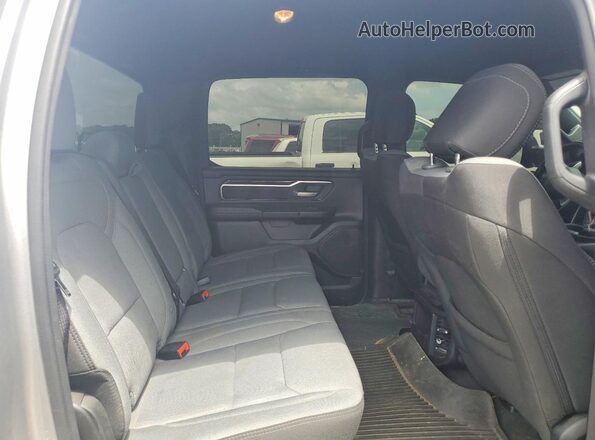 1C6RRFFG2RN111113 2024 RAM 1500 Gray Vista de los asientos traseros