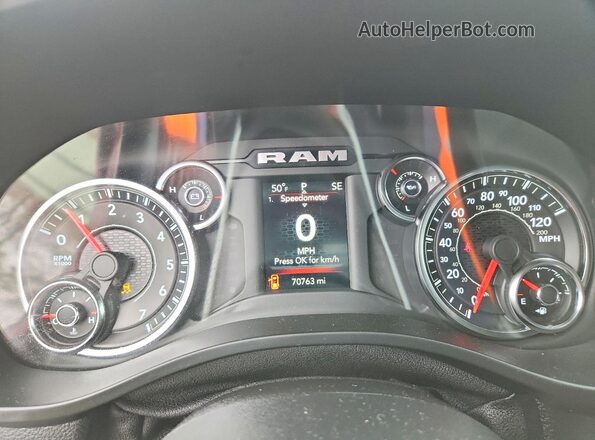 1C6RRFFG8MN611995 2021 RAM 1500 Red ხელსაწყოთა პანელის ხედი