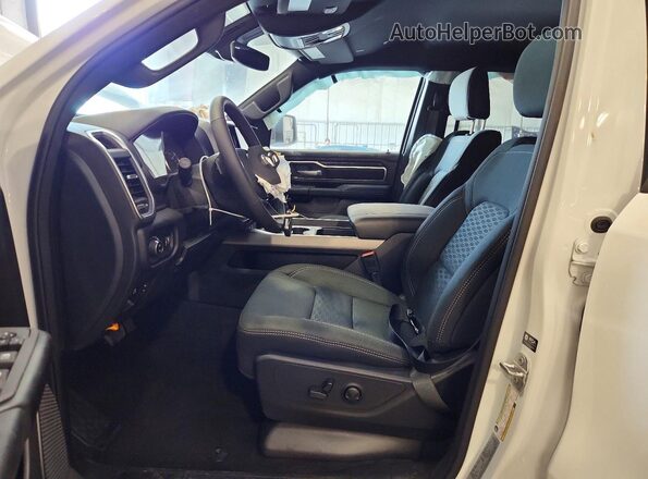 1C6SRFBP1SN687255 2025 RAM 1500 White Vista interior delantera