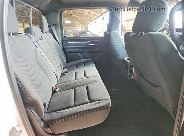1C6SRFFT0LN243468 2020 RAM 1500 White Vista de los asientos traseros