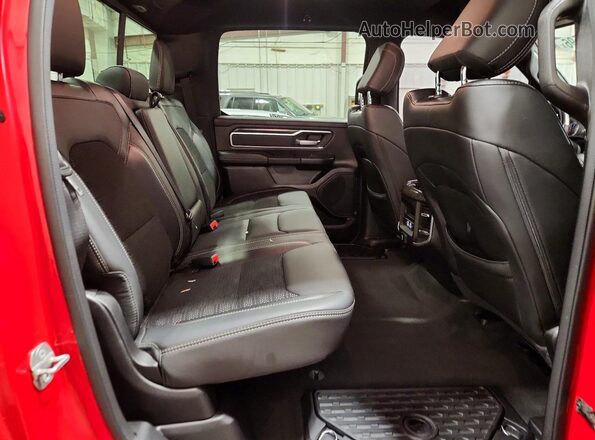1C6SRFFT1NN118854 2022 RAM 1500 Red Widok tylnych siedzeń