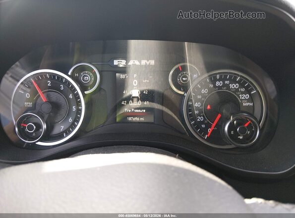 1C6SRFFT3KN737175 2019 RAM 1500 Silver Vista de los asientos traseros