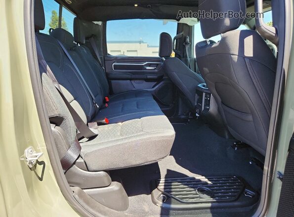 1C6SRFFT3TN319524 2026 RAM 1500 Green Vista de los asientos traseros