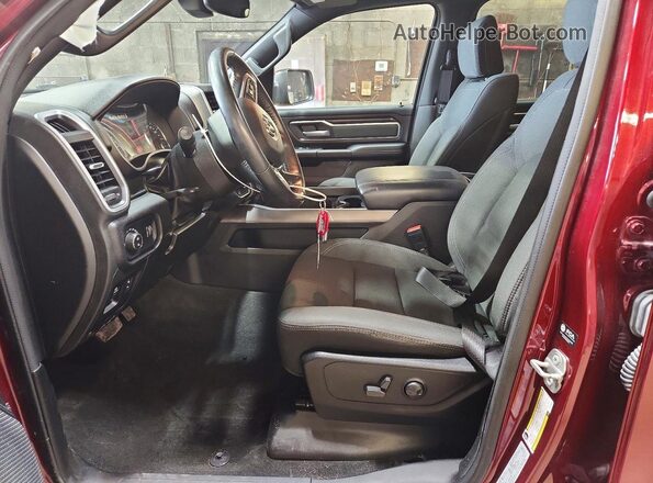 1C6SRFFT4NN419053 2022 RAM 1500 Burgundy Widok wnętrza z przodu