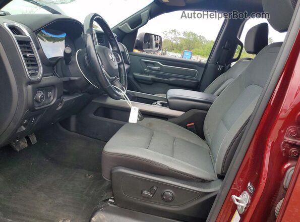 1C6SRFFT7NN447560 2022 RAM 1500 Темно-бордовый Вид салона спереди