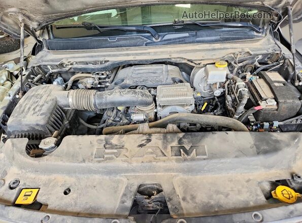 1C6SRFFT8RN187112 2024 RAM 1500 Gray Rear interior view