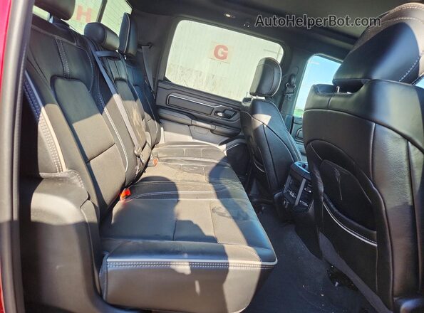1C6SRFHTXPN682681 2023 RAM 1500 Burgundy Vista de los asientos traseros
