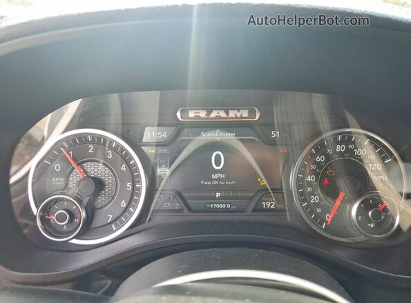 1C6SRFJP8SN546815 2025 RAM 1500 White Instrument cluster view