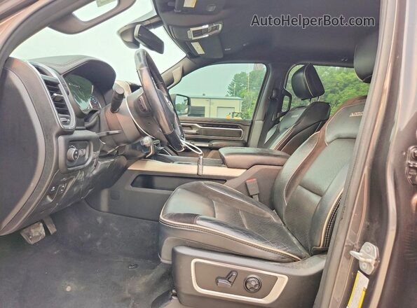 1C6SRFJT3KN709724 2019 RAM 1500 Серый Вид салона спереди
