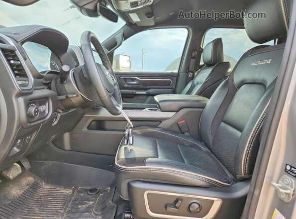 1C6SRFJT3RN106749 2024 RAM 1500 Серебряный Вид салона спереди