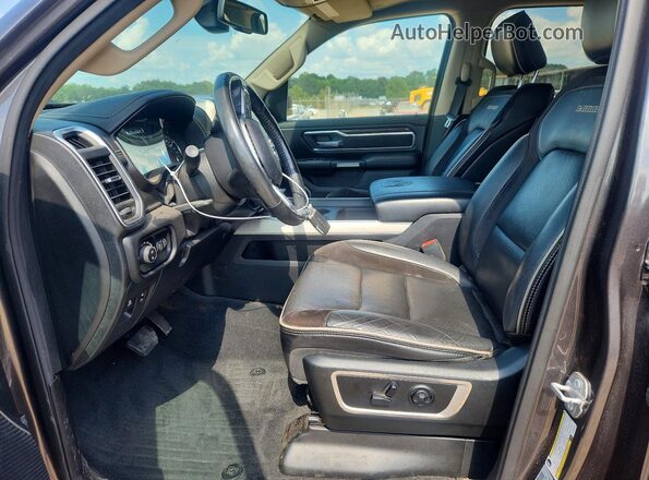 1C6SRFJT5LN240380 2020 RAM 1500 Charcoal Widok wnętrza z przodu