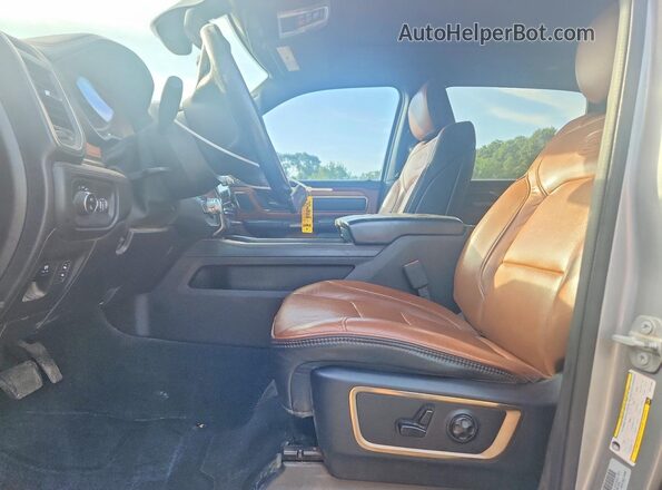 1C6SRFKT7KN751960 2019 RAM 1500 Серебряный Вид салона спереди