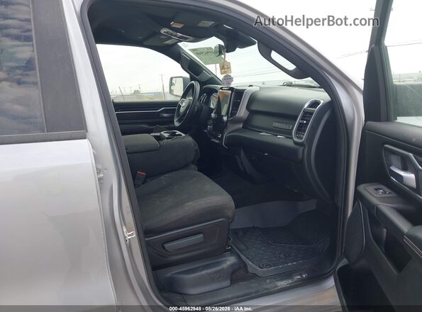 1C6SRFMP3SN637969 2025 RAM 1500 Silver Widok wnętrza z przodu