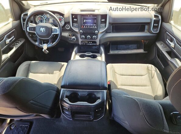 1C6SRFMT2KN921882 2019 RAM 1500 Silver Widok deski rozdzielczej