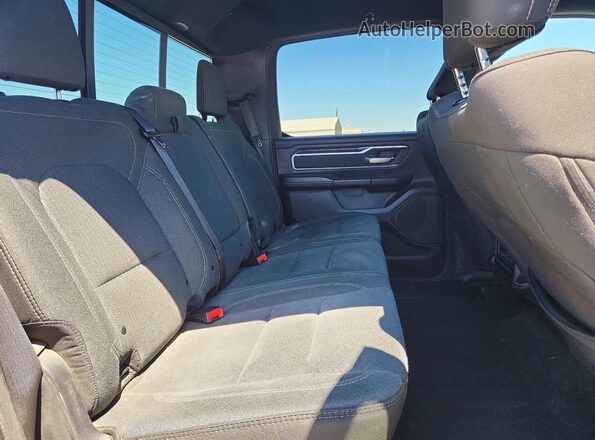 1C6SRFMT2KN921882 2019 RAM 1500 Silver Widok tylnych siedzeń