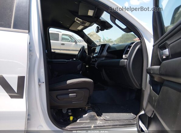 1C6SRFNP7SN604102 2025 RAM 1500 White Vista interior delantera