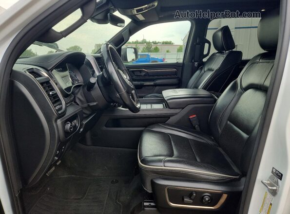 1C6SRFPT4MN812080 2021 RAM 1500 White Widok wnętrza z przodu
