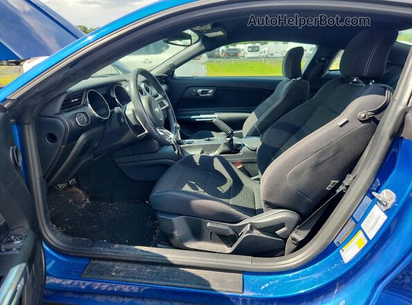 1FA6P8AM7H5226322 2017 FORD MUSTANG Blue Front interior view