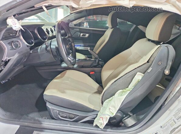 1FA6P8CF1L5153729 2020 FORD MUSTANG Белый Вид салона спереди