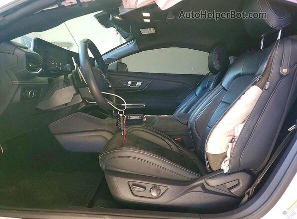 1FA6P8CF4S5400451 2025 FORD MUSTANG Белый Вид салона спереди