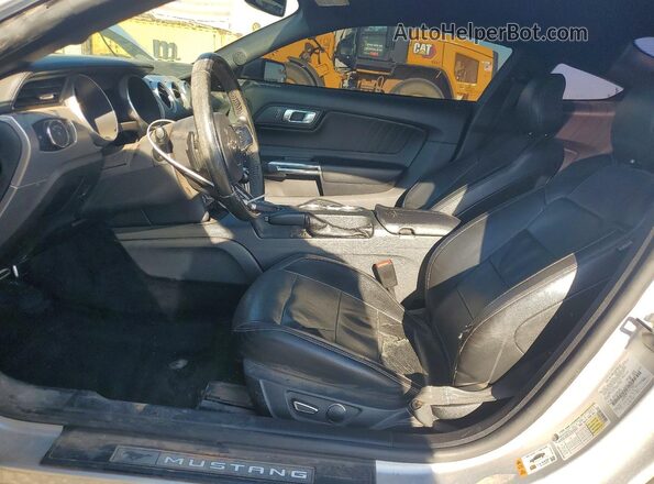 1FA6P8CF5J5143377 2018 FORD MUSTANG Серебряный Вид салона спереди
