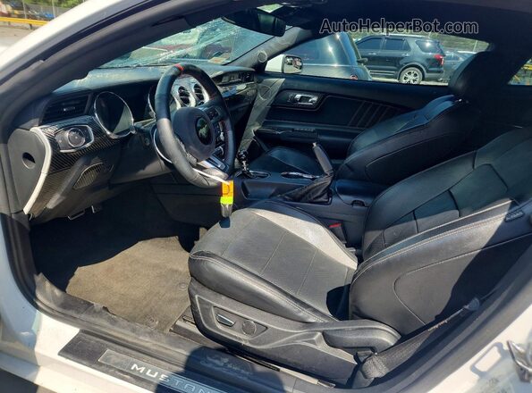 1FA6P8TH1H5310703 2017 FORD MUSTANG Белый Вид салона спереди
