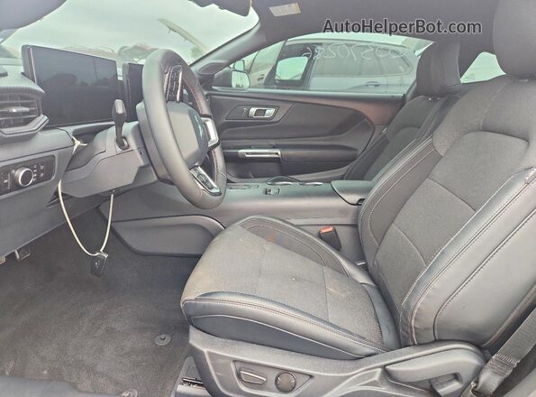 1FA6P8TH1S5132251 2025 FORD MUSTANG Черный Вид салона спереди