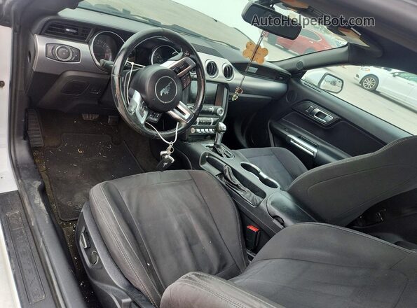 1FA6P8TH4J5107004 2018 FORD MUSTANG White Widok deski rozdzielczej