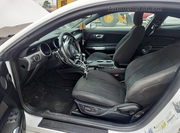 1FA6P8TH4J5107004 2018 FORD MUSTANG White Widok wnętrza z przodu