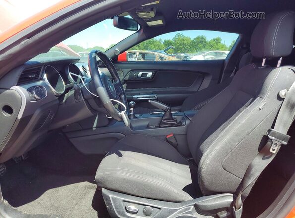 1FA6P8TH4J5163685 2018 FORD MUSTANG Красный Вид салона спереди