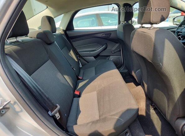 1FADP3E26HL335675 2017 FORD FOCUS Silver Вид задніх сидінь