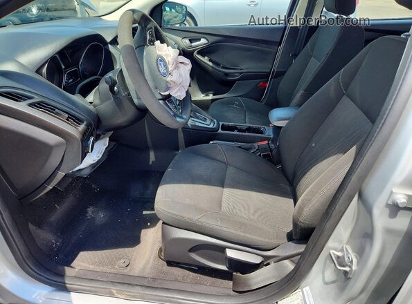 1FADP3F21JL329030 2018 FORD FOCUS Silver Front interior view