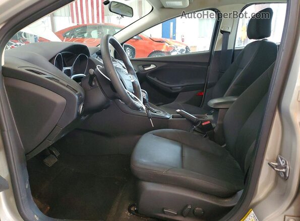 1FADP3F22GL288349 2016 FORD FOCUS Бежевый Вид салона спереди