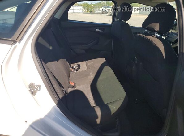 1FADP3F22HL216939 2017 FORD FOCUS Белый Вид задних сидений