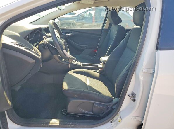 1FADP3F22HL216939 2017 FORD FOCUS Белый Вид салона спереди