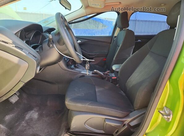 1FADP3F22JL240258 2018 FORD FOCUS Green Front interior view