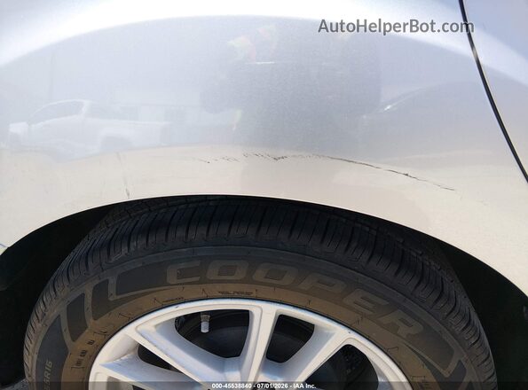 1FADP3F22JL328565 2018 FORD FOCUS Серебряный Вид спереди
