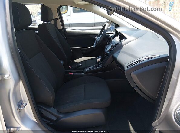 1FADP3F22JL328565 2018 FORD FOCUS Серебряный Вид салона спереди