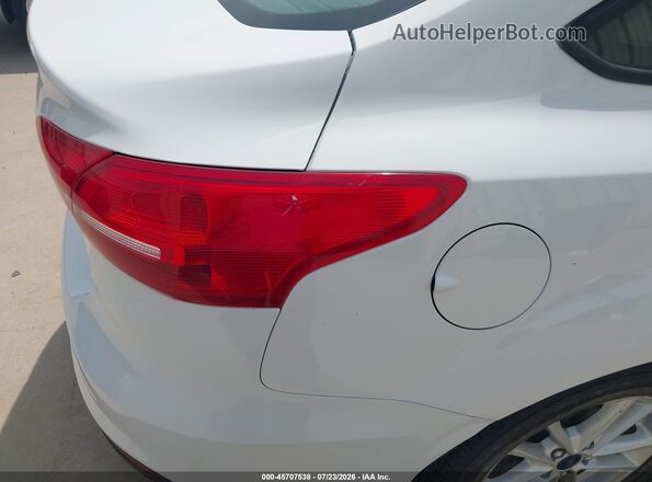 1FADP3F23GL340975 2016 FORD FOCUS White Widok z przodu