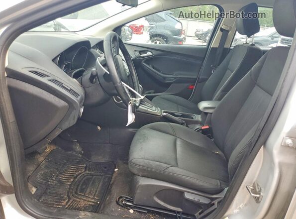 1FADP3F23HL255846 2017 FORD FOCUS Серебряный Вид салона спереди