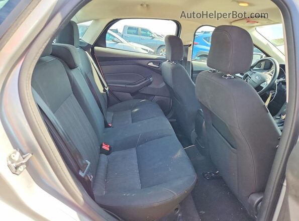 1FADP3F23HL294758 2017 FORD FOCUS Silver Vista de los asientos traseros