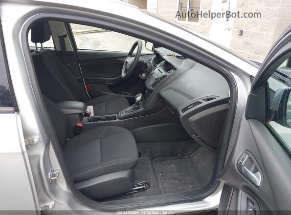 1FADP3F24HL320154 2017 FORD FOCUS Silver Вид салону спереду