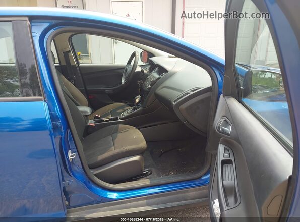 1FADP3F24JL327420 2018 FORD FOCUS Blue Вид салону спереду