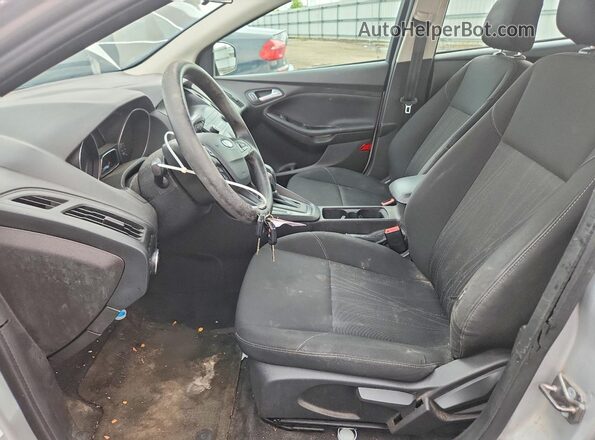 1FADP3F25JL262190 2018 FORD FOCUS Серебряный Вид салона спереди
