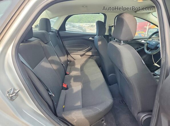 1FADP3F26HL325727 2017 FORD FOCUS Silver Widok tylnych siedzeń