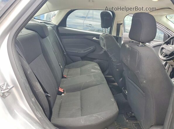 1FADP3F27JL249327 2018 FORD FOCUS Silver Вид задніх сидінь