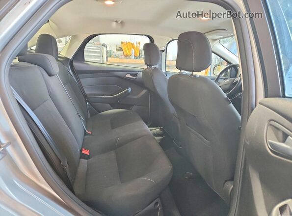 1FADP3F28JL203795 2018 FORD FOCUS Silver Հետևի նստատեղերի տեսք