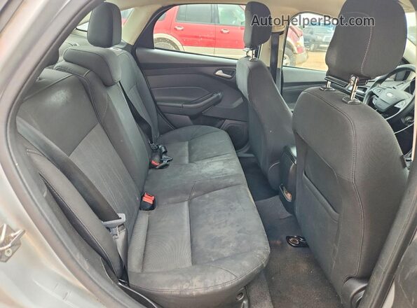 1FADP3F28JL226655 2018 FORD FOCUS Silver Widok tylnych siedzeń