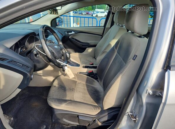 1FADP3F28JL290890 2018 FORD FOCUS Silver Front interior view